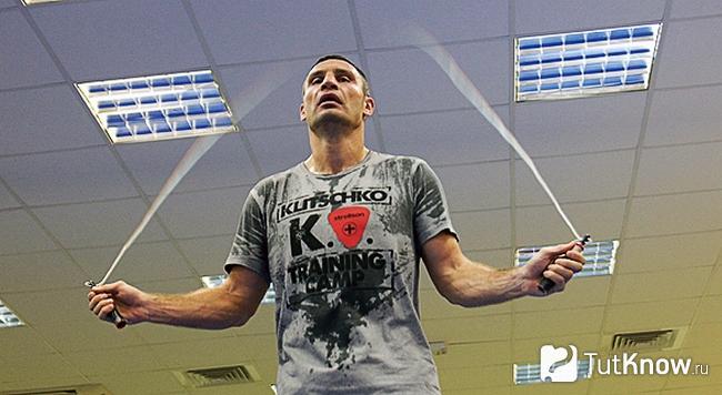 Виталий Кличко прыгает на скакалке