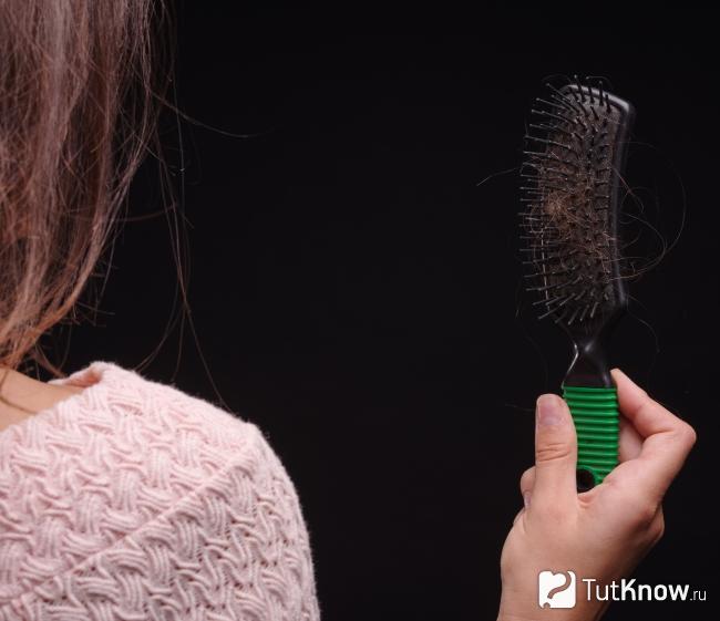 Выпавшие волосы при расчесывании у девушки