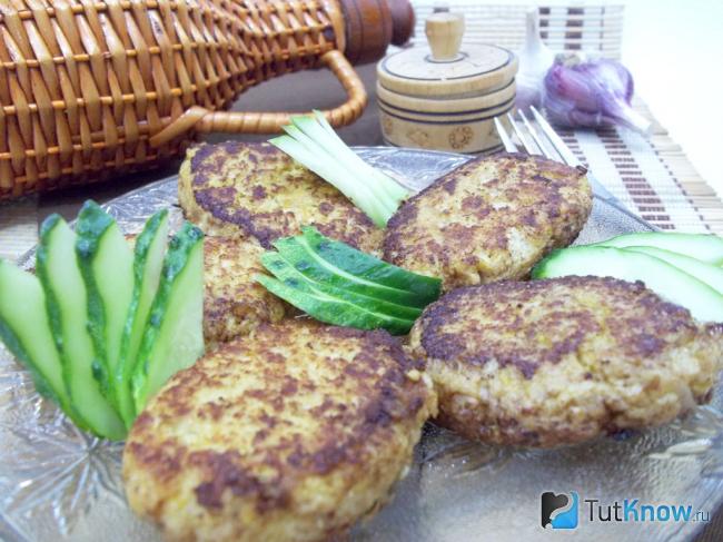 Готовые мясные котлеты с капустой