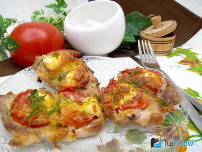 Готовое мясо по-французски с помидором и сыром