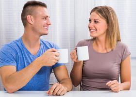 Муж и жена пьют чай