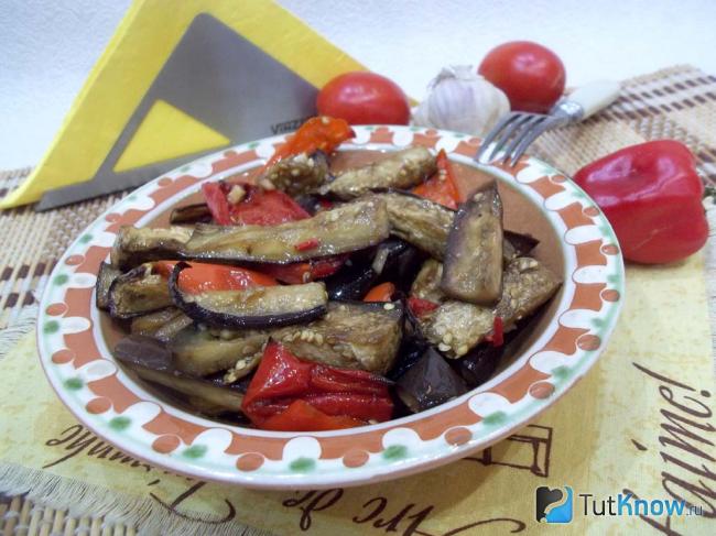 Готовый теплый салат из перцев и баклажанов
