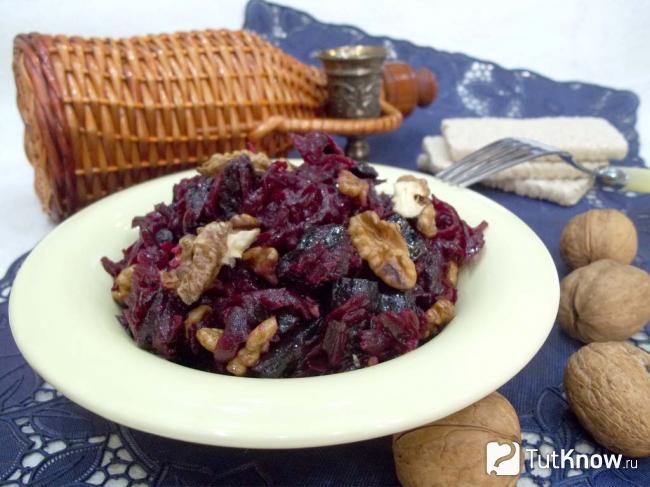 Готовый свекольный салат с грецкими орехами и черносливом