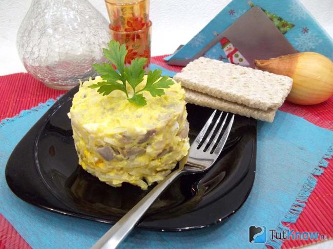 Готовый салат с селедкой, луком и яйцами