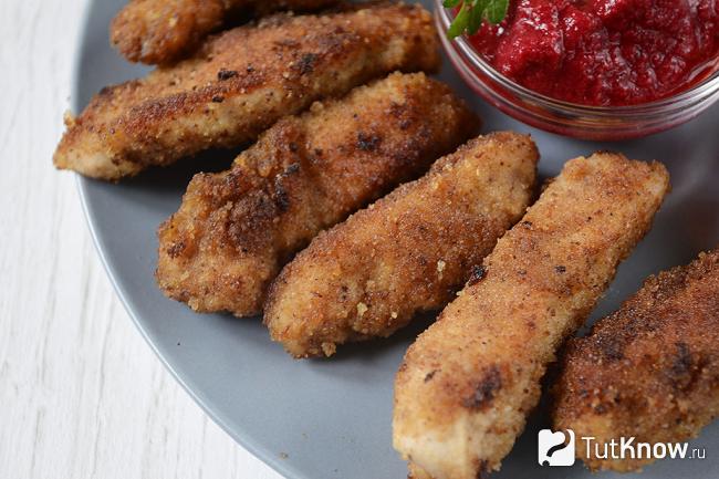 Обжаренные куриные нагетсы с кетчупом