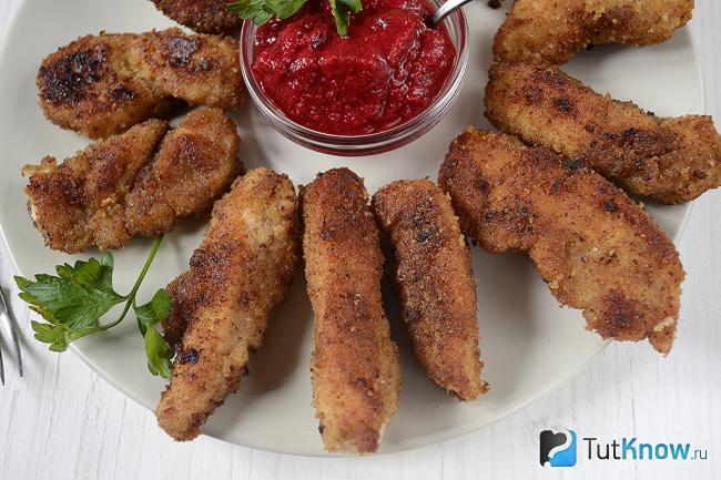 Готовые куриные нагетсы, выложенные на тарелке