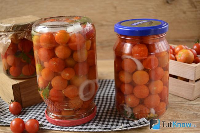 Две банки с маринованными черри