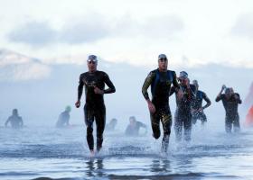 Триатлонисты выбегают из воды