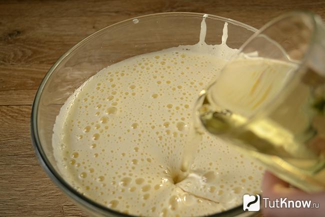 Взбитые яйца с сахаром с растительным маслом