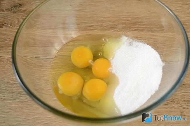 Яйца с сахаром в большой миске