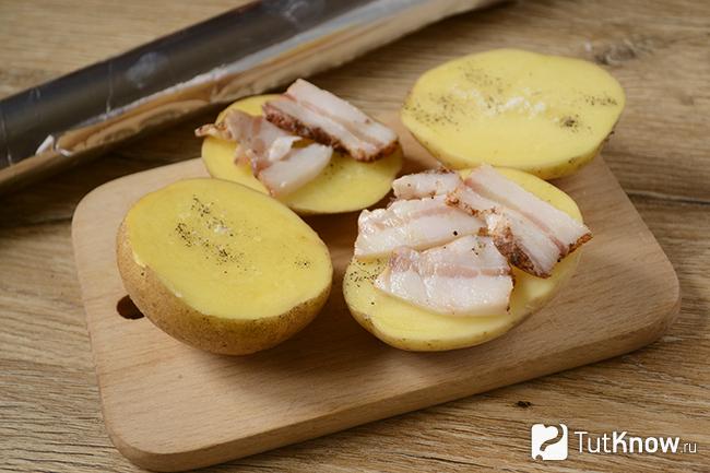 Картофель со специями и салом