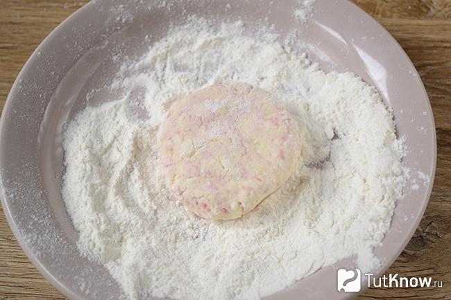 творожники с кокосовой стружкой рецепт. 1510256037 3. творожники с кокосовой стружкой рецепт фото. творожники с кокосовой стружкой рецепт-1510256037 3. картинка творожники с кокосовой стружкой рецепт. картинка 1510256037 3. Сырники с кокосовой стружкой – это отличный и полезный завтрак на скорую руку. Рецепт подходит для тех, кто не любит творог в свежем виде. Предлагаю массу готовить без муки, только с добавлением манки. Муку будем использовать для наружной панировки.