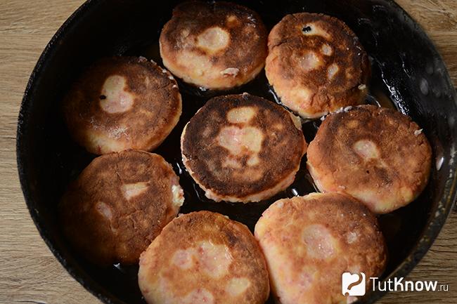 творожники с кокосовой стружкой рецепт. 1510256066 5. творожники с кокосовой стружкой рецепт фото. творожники с кокосовой стружкой рецепт-1510256066 5. картинка творожники с кокосовой стружкой рецепт. картинка 1510256066 5. Сырники с кокосовой стружкой – это отличный и полезный завтрак на скорую руку. Рецепт подходит для тех, кто не любит творог в свежем виде. Предлагаю массу готовить без муки, только с добавлением манки. Муку будем использовать для наружной панировки.