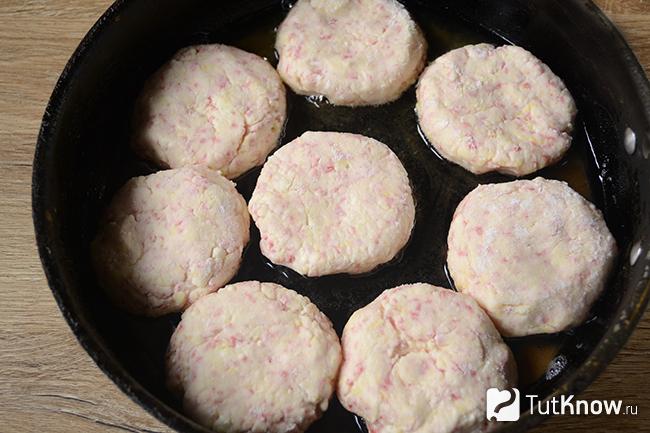 творожники с кокосовой стружкой рецепт. 1510256117 4. творожники с кокосовой стружкой рецепт фото. творожники с кокосовой стружкой рецепт-1510256117 4. картинка творожники с кокосовой стружкой рецепт. картинка 1510256117 4. Сырники с кокосовой стружкой – это отличный и полезный завтрак на скорую руку. Рецепт подходит для тех, кто не любит творог в свежем виде. Предлагаю массу готовить без муки, только с добавлением манки. Муку будем использовать для наружной панировки.