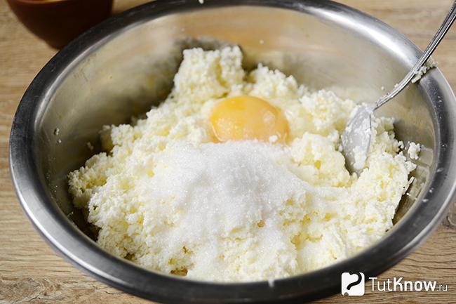 Творог с сахаром и яйцами