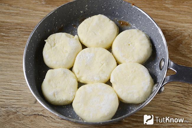 Жарим сырники с кукурузной мукой