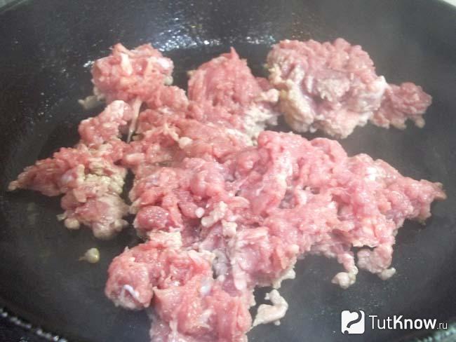 Мясо жарится в сковороде
