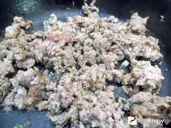 Мясо жарится в сковороде