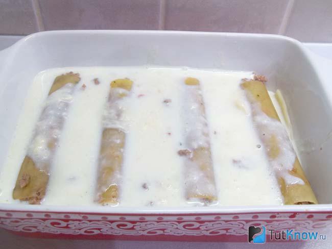 Макароны залиты молочным соусом
