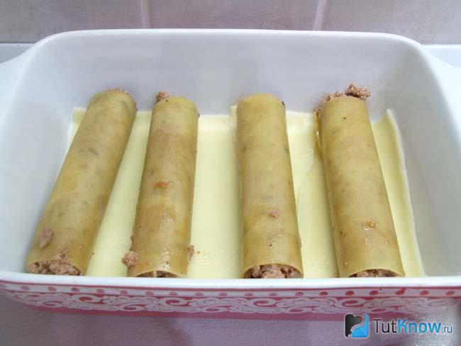 Макароны выложена в форму для выпечки