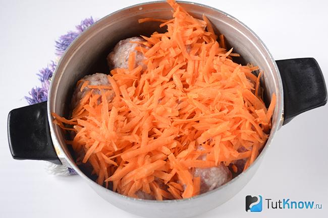 Морковка над тефтелями в кастрюле