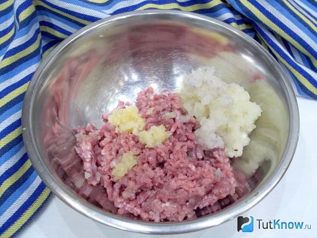 Мясо, лук и чеснок перекручены