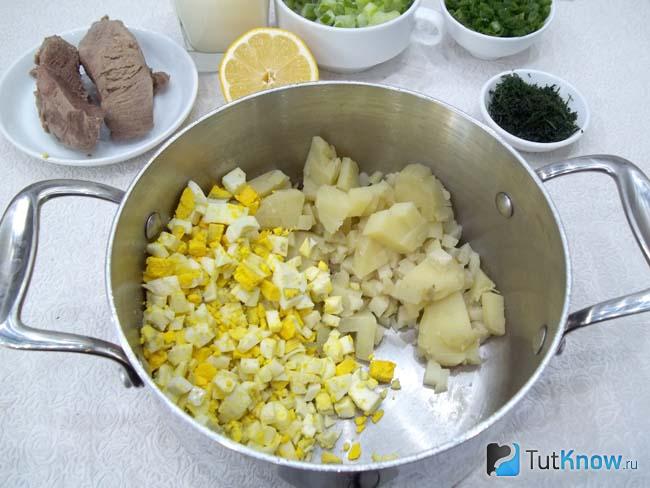 Яйца отварены и нарезаны