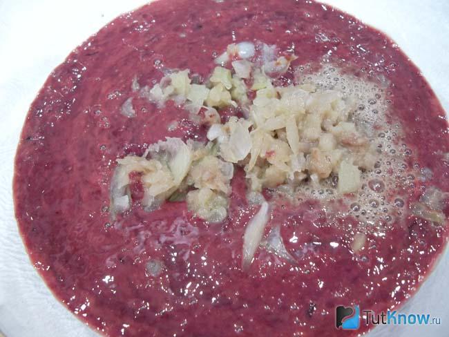 Печень и лук перекручены через мясорубку