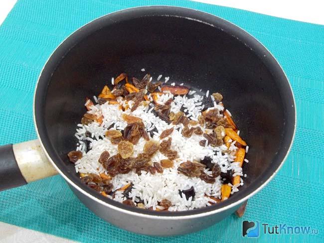 К моркови добавлен рис и изюм