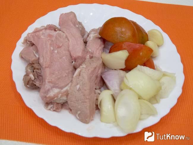Мясо, помидоры и лук нарезаны