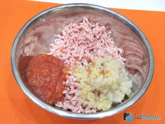 Мясо, помидоры и лук перекручены