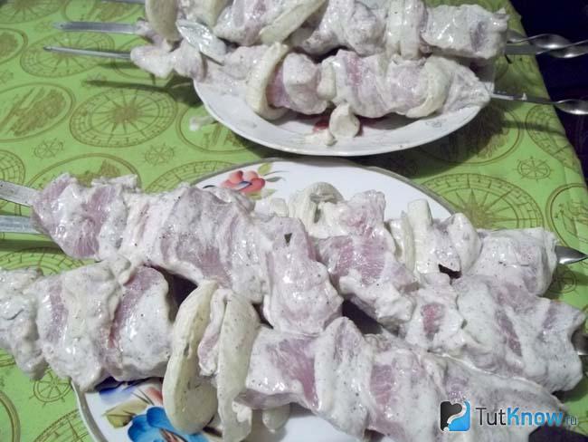 Мясо нанизано на шампур