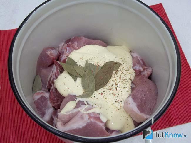 К мясу с луком добавлен майонез и специи
