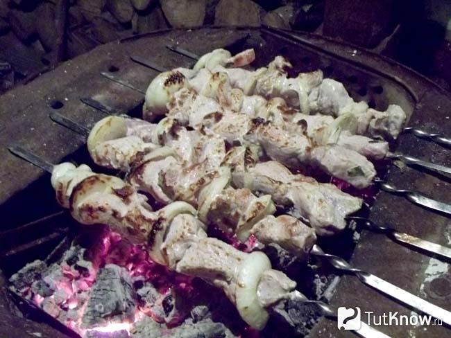 Шашлыки жарятся на мангале