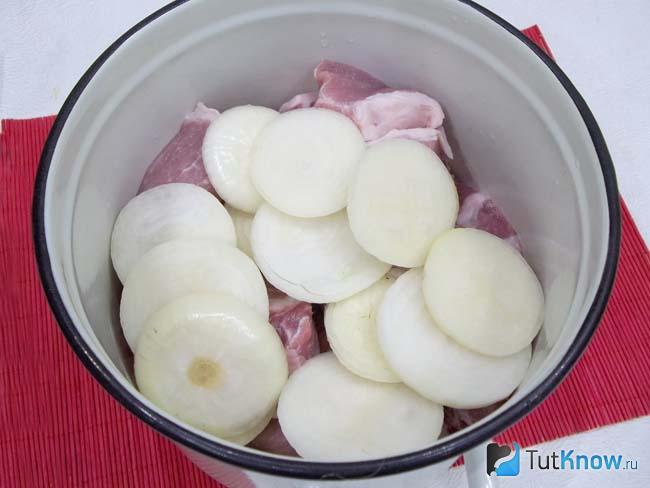 Лук нарезан кольцами