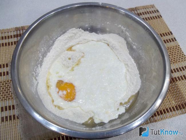 Добавлено яйцо, масло и кислое молоко