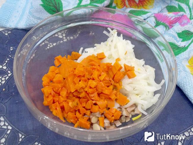 Отварная морковь нарезана кубиками, лук нашинкован