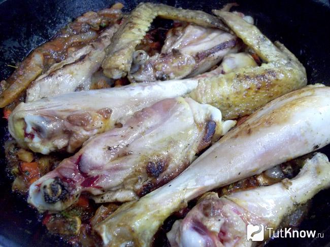 К овощам выложена курица