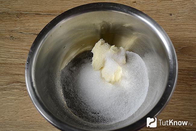 Сливочное масло с сахаром в миске