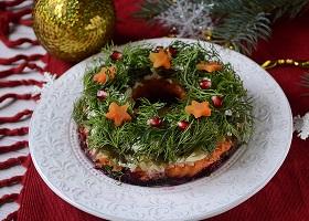 Рождественский салат с морской капустой и свеклой