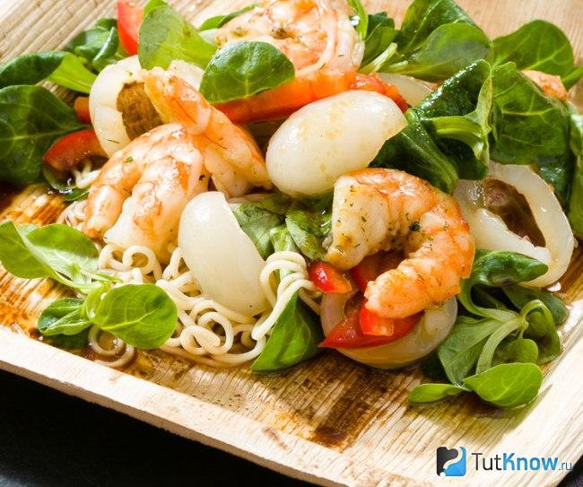 Салат с пулазаном и морепродуктами