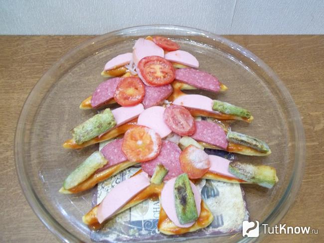 Сверху выложены помидоры с кабачками