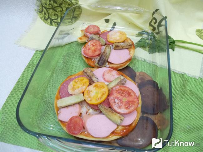 Сверху помидоры с кабачками