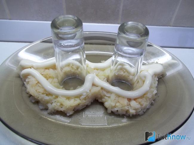 Картофель выложен на блюдо в форме маски