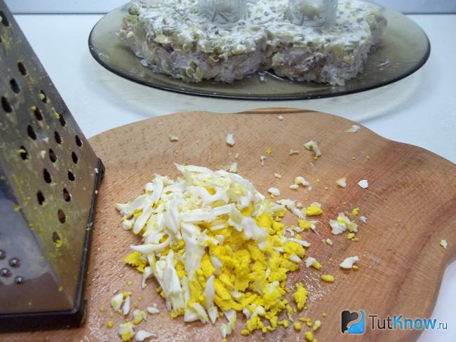 Яйца нарезаны и выложены в форму