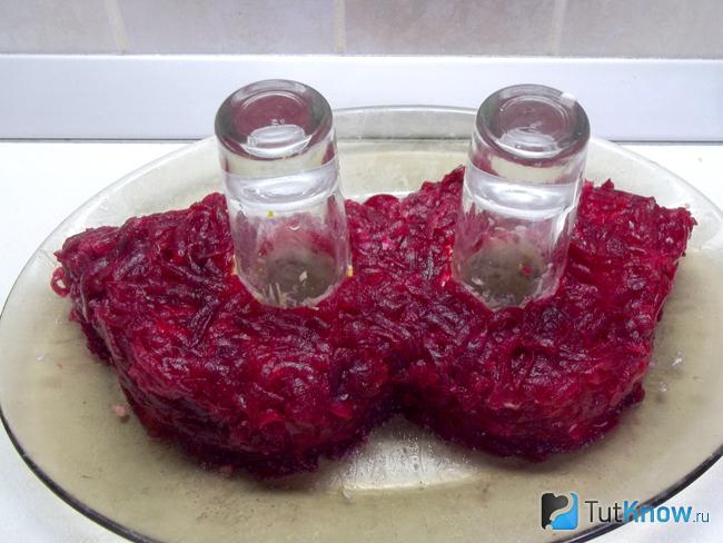 Свеклой покрыт весь салат