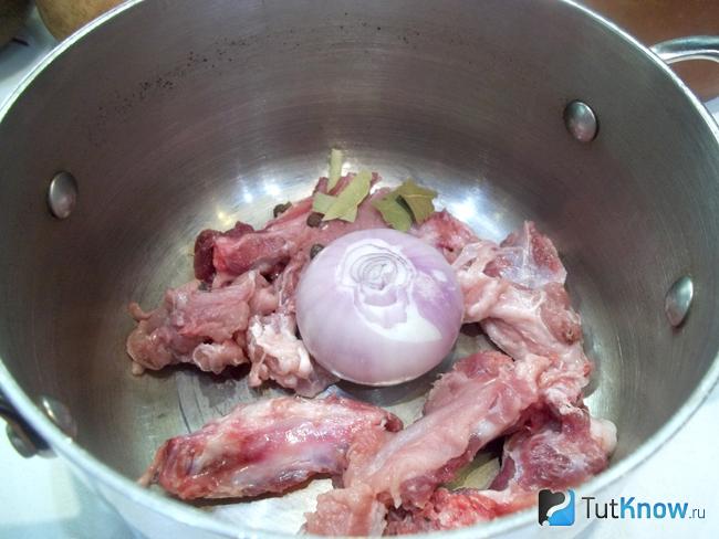 Мясо нарезано и сложено в кастрюлю