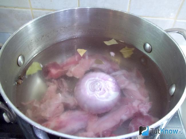Мясо залито водой