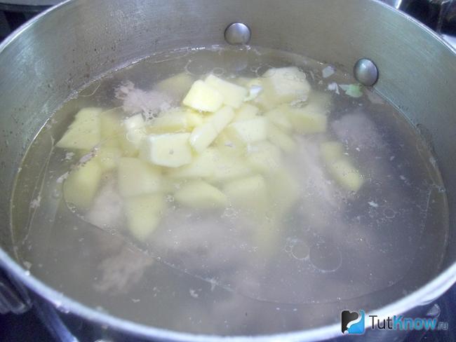 В кастрюлю сложен картофель