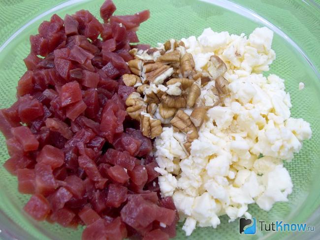 Свекла соединена с сыром и орехами